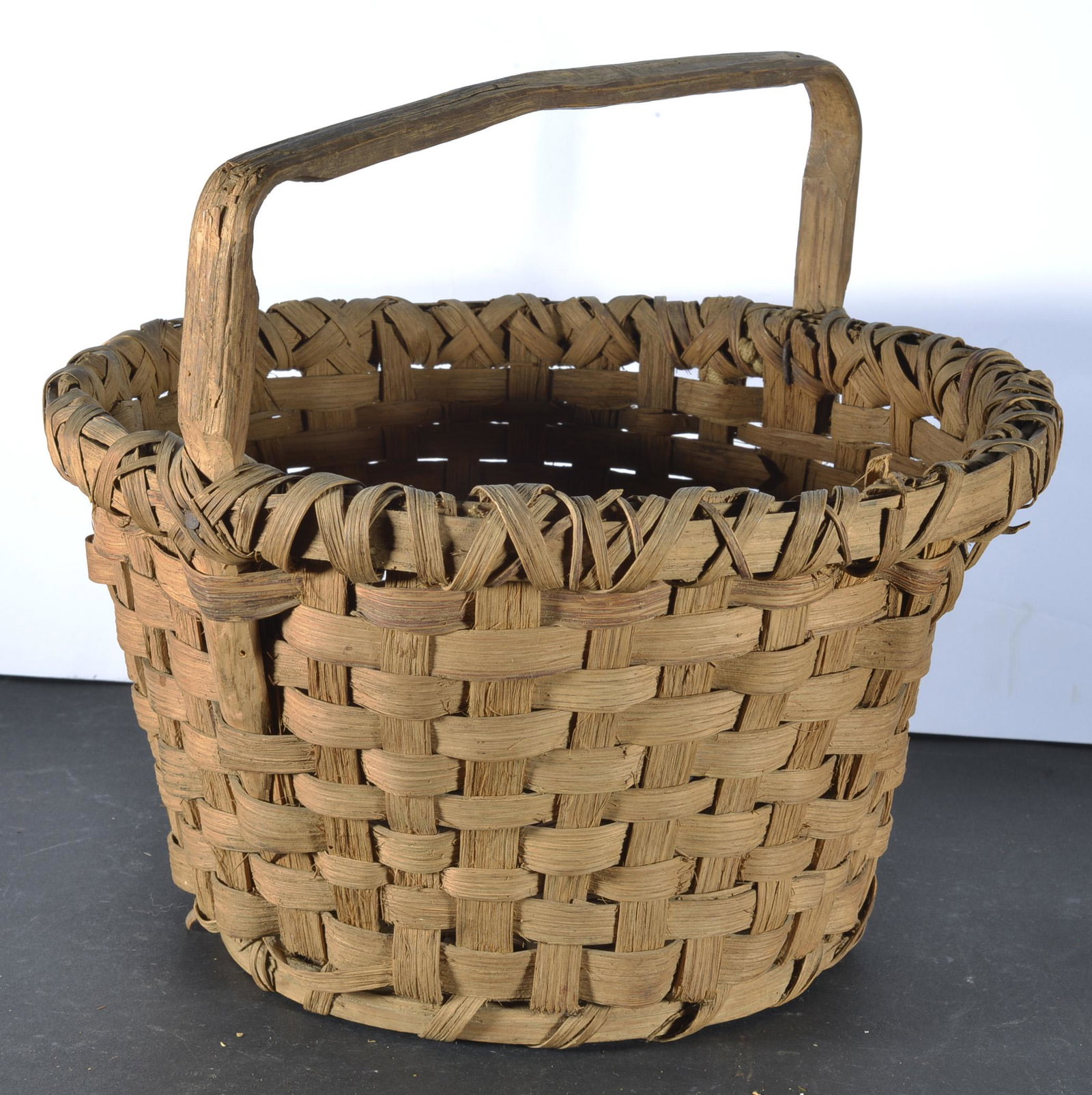 ROUND WOODEN BASKET WITH SQUARE HANDLE (1 of 3)