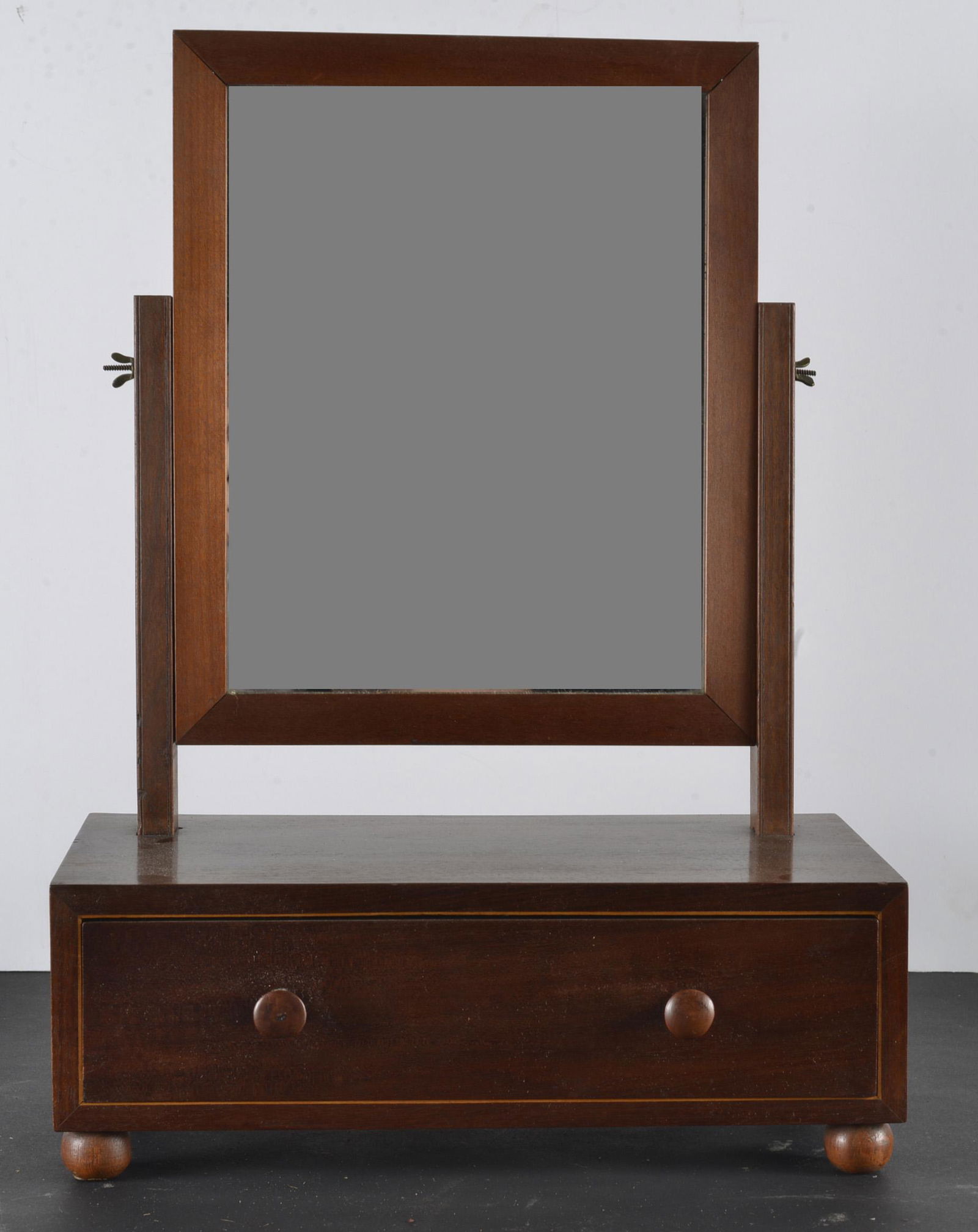 GENTLEMEN'S SHAVING MIRROR (1 of 5)