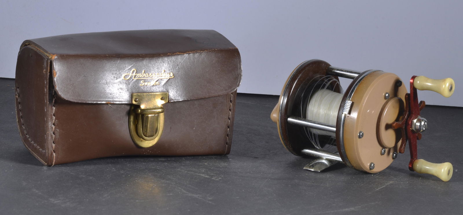 ABU GARCIA 3000 BAITCASTER IN ORIGINAL CASE (1 of 3)