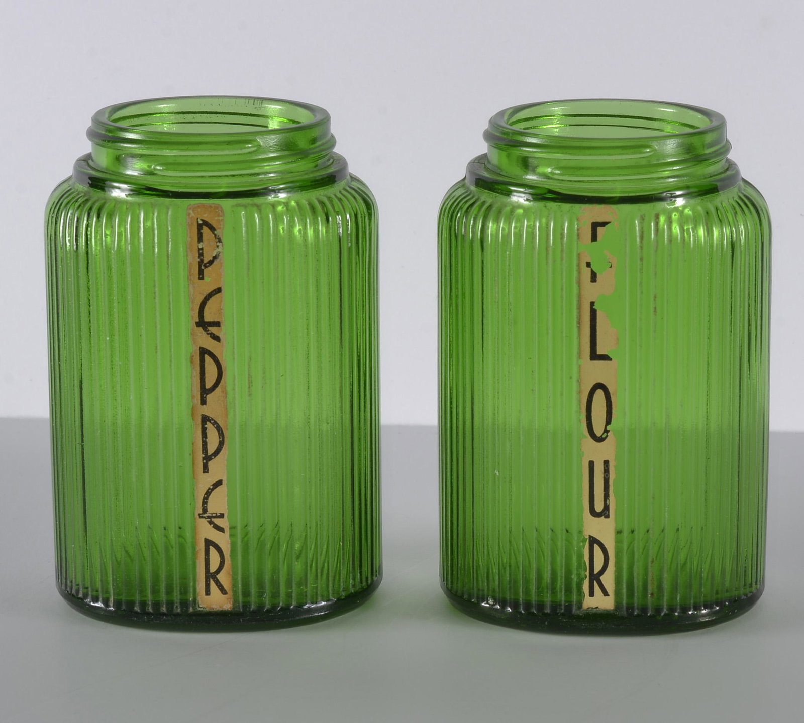COLLECTION OF (2) EMERALD GREEN OWEN RIBBED SHAKERS: COLLECTION OF (2) EMERALD GREEN OWEN RIBBED SHAKERS ( FLOUR & PEPPER) 4" TALL NO LIDS