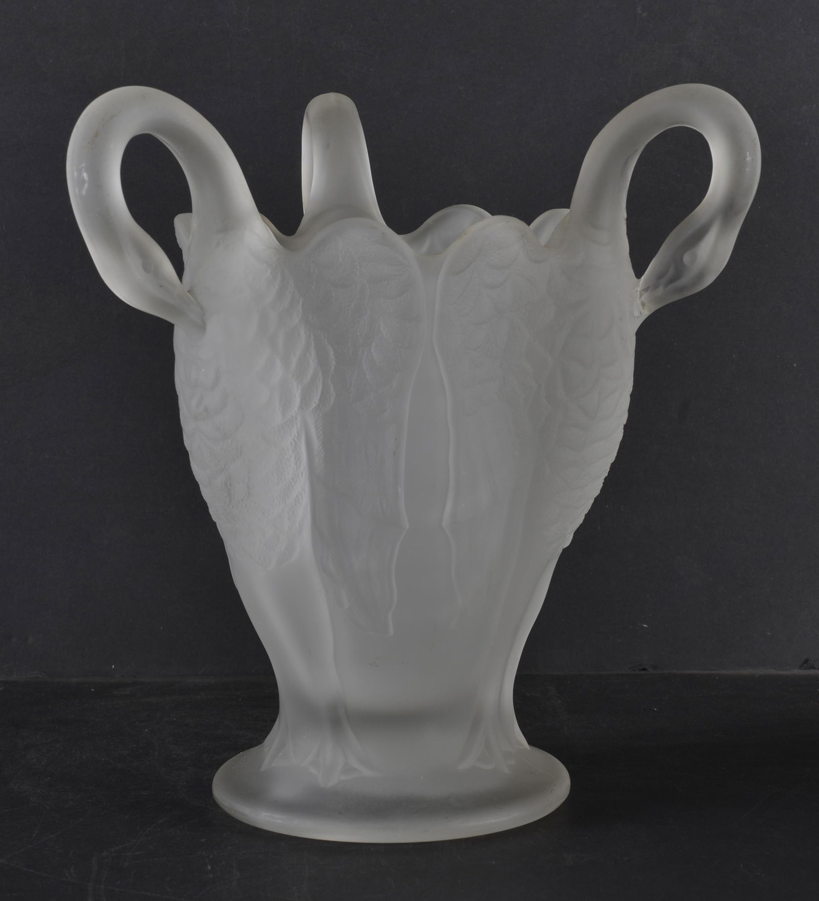 VINTAGE CLEAR SATIN GLASS VASE WITH 3 SWANS (1 of 3)