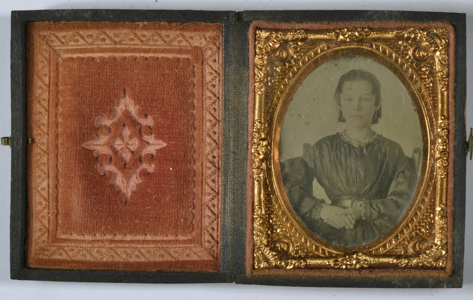 VINTAGE DAGUERREOTYPE/AMBROTYPE LADY IN DRESS: VINTAGE DAGUERREOTYPE/AMBROTYPE LADY IN DRESS 3" X 2" X 1"