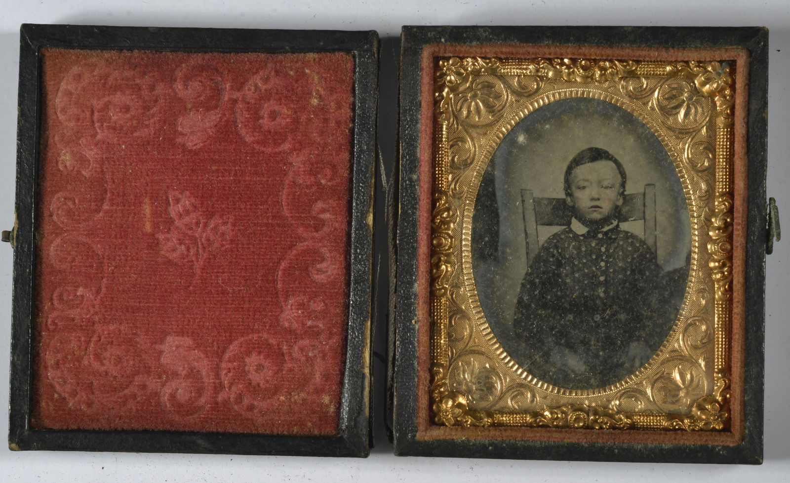 VINTAGE DAGUERREOTYPE/AMBROTYPE YOUNG BOY SITTING IN WOODEN CHAIR: VINTAGE DAGUERREOTYPE/AMBROTYPE YOUNG BOY SITTING IN WOODEN CHAIR 3" X 2.5" X 1"