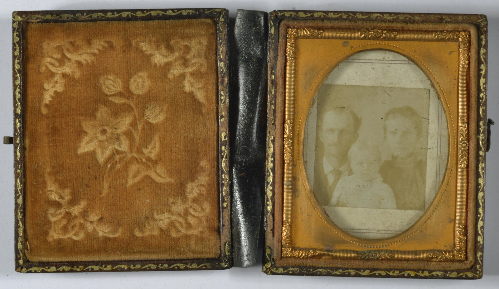 VINTAGE DAGUERREOTYPE PICTURE IN FRAME (SEE PHOTOS): VINTAGE DAGUERREOTYPE PICTURE IN FRAME (SEE PHOTOS) 3" X 2.5" X 1"