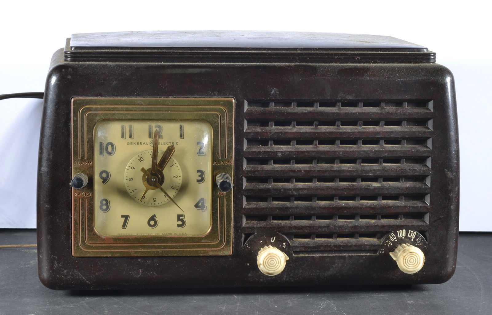 VINTAGE GENERAL ELECTRIC TABLE TOP RADIO (1 of 2)