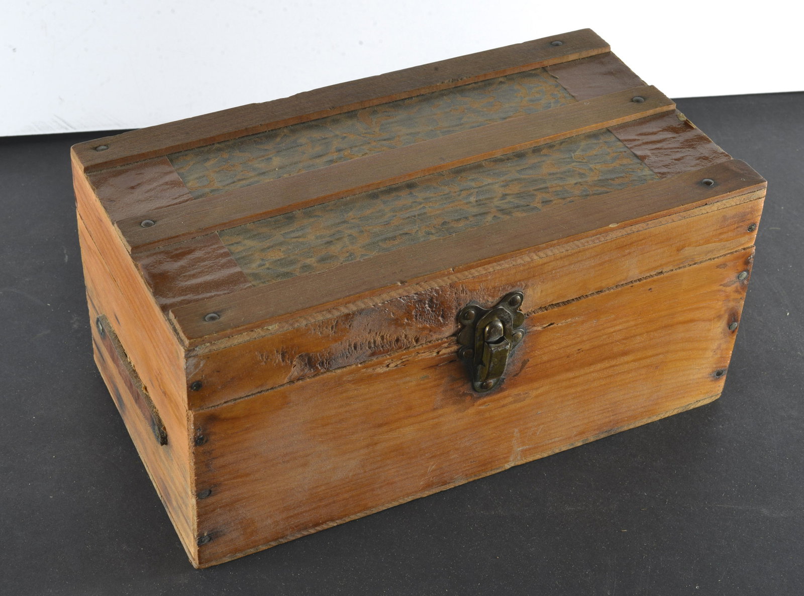CHILD'S WOODEN DOLL TRUNK: 1950'S CHILD'S WOODEN DOLL TRUNK WITH INSERT WITH LEATHER HANDLES 6" X 11"X 6"