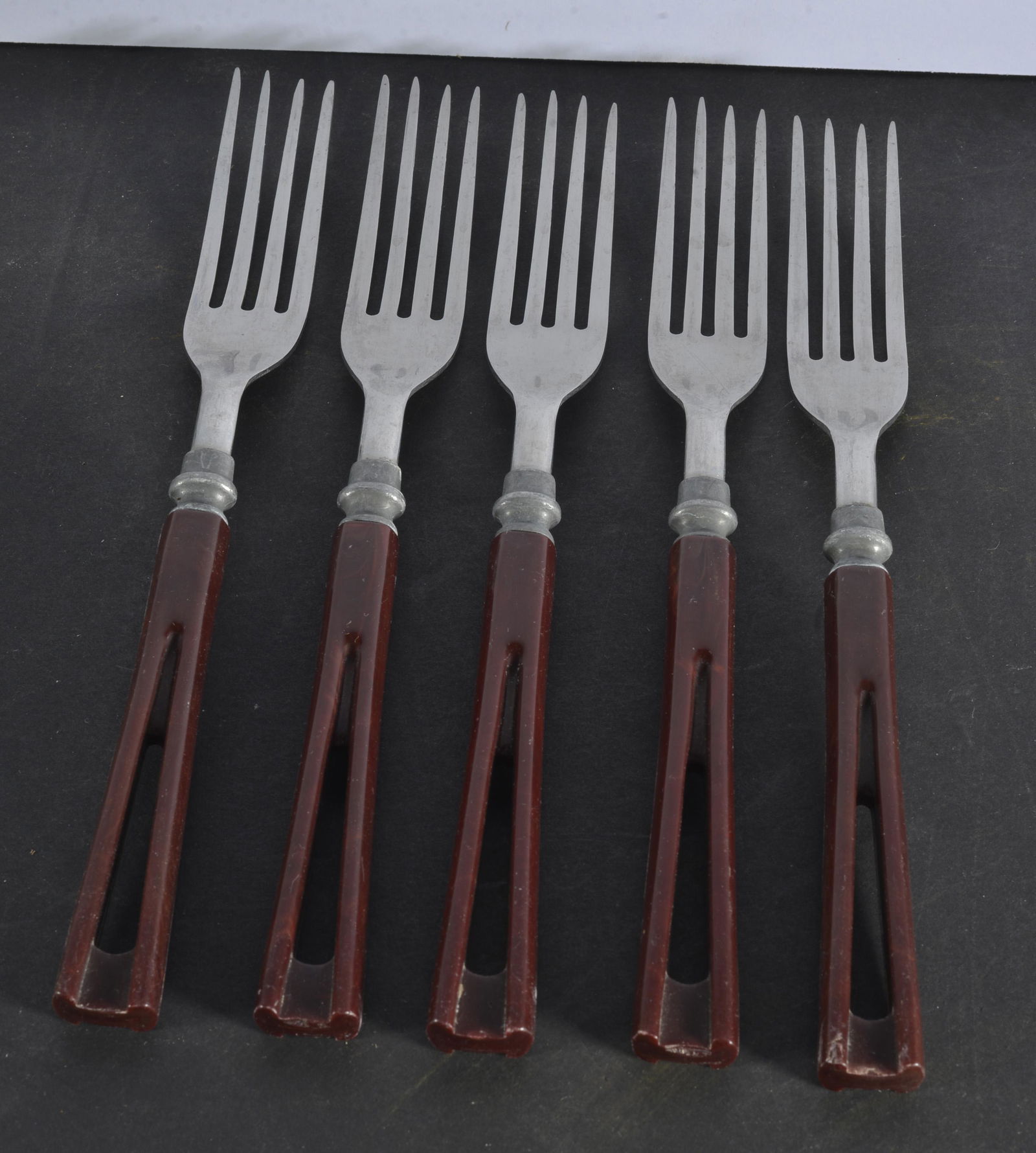 COLLECTION OF (5) FORKS WITH BAKELITE HANDLES: SEE PHOTOS 8" L