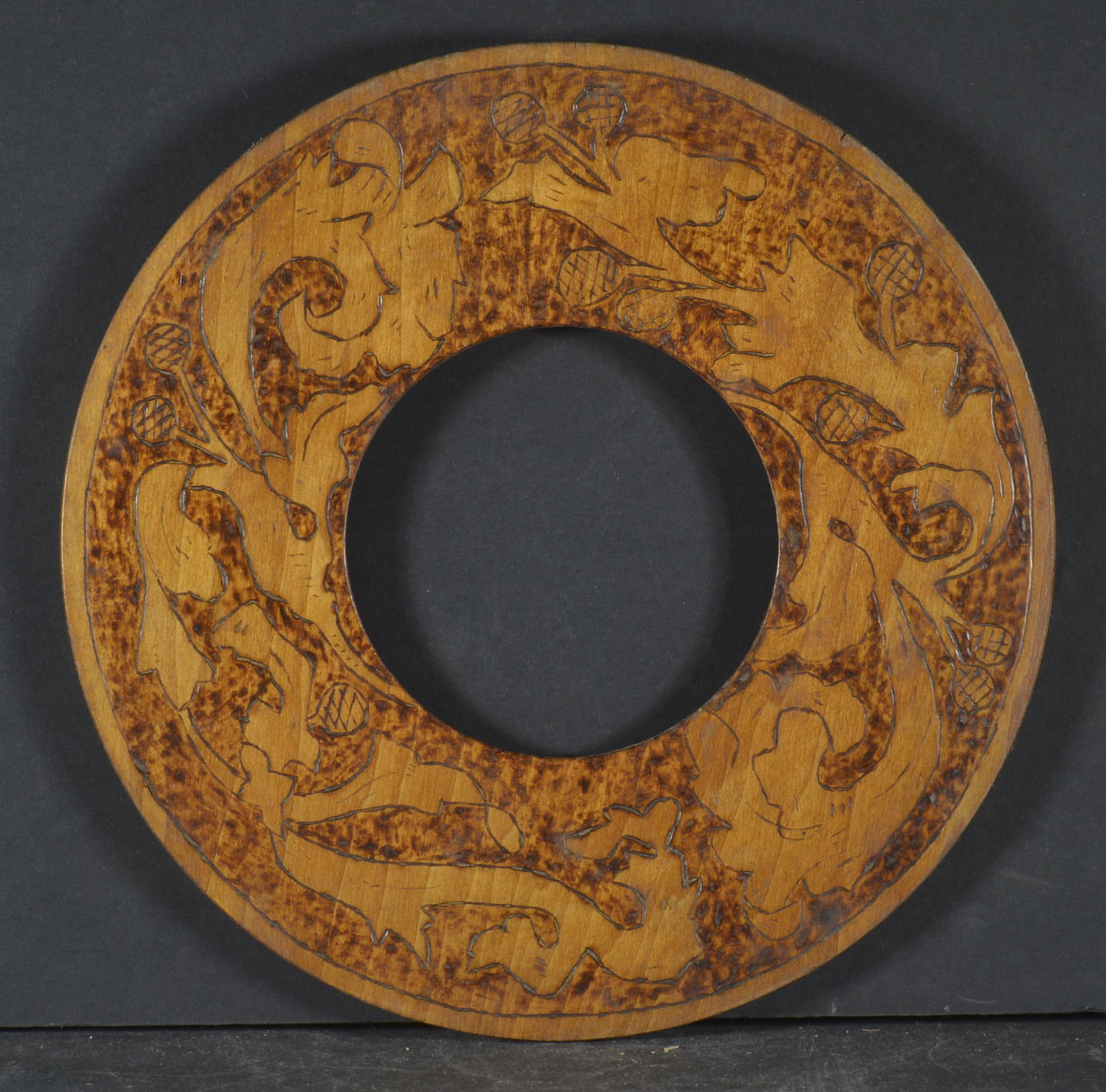 ROUND WOODEN FLEMISH ART ROUND PICTURE FRAME: SEE PHOTOS 9.5' DIA