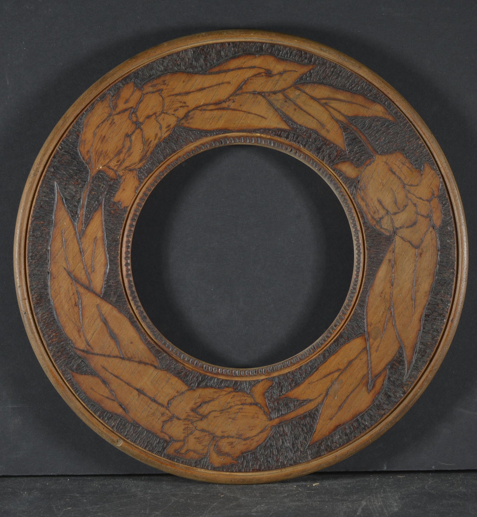 ROUND WOODEN FLEMISH ART ROUND PICTURE FRAME: SEE PHOTOS 10.25" DIA