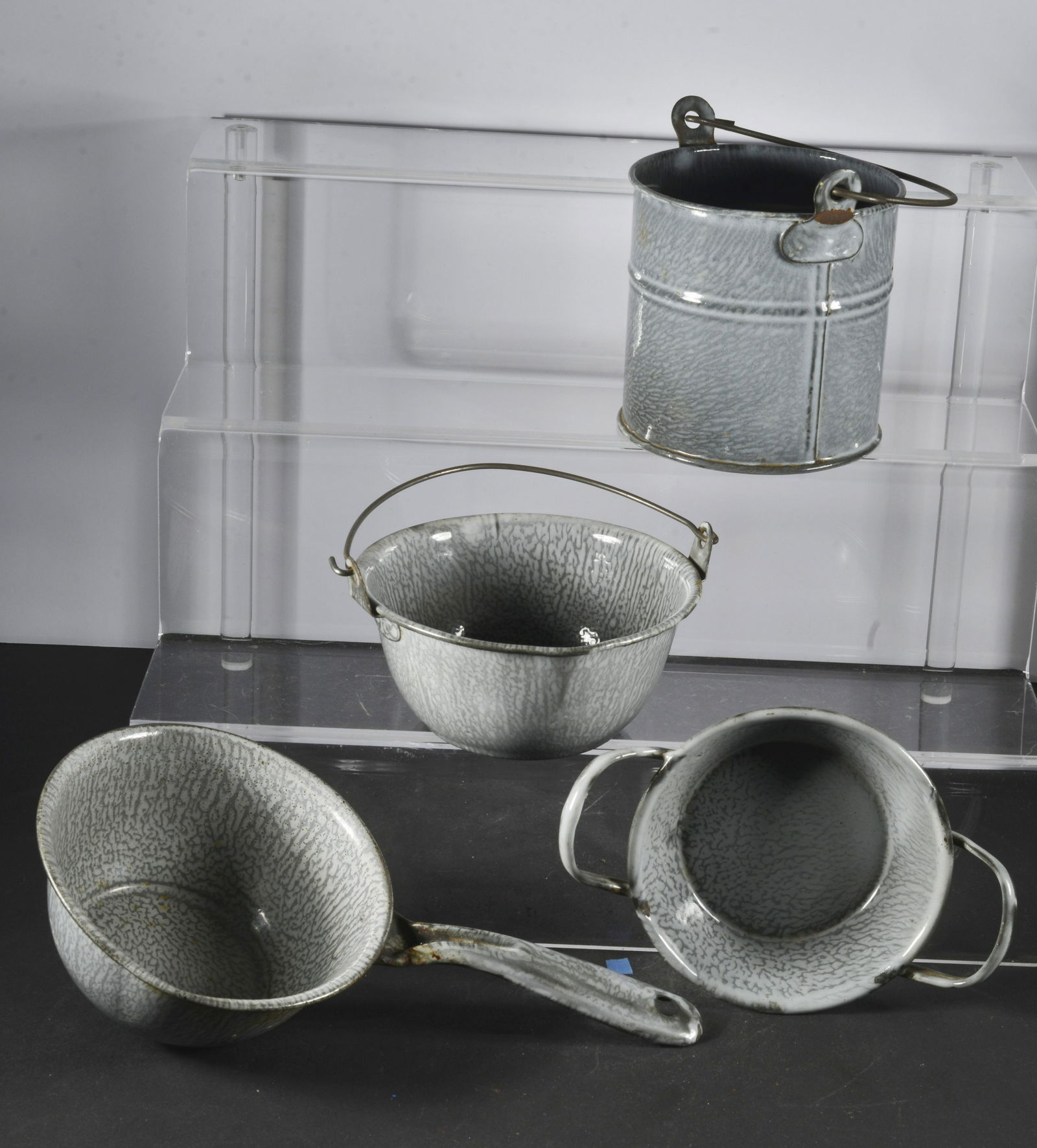 COLLECTION OF CHILD'S ENAMELWARE (1 of 2)