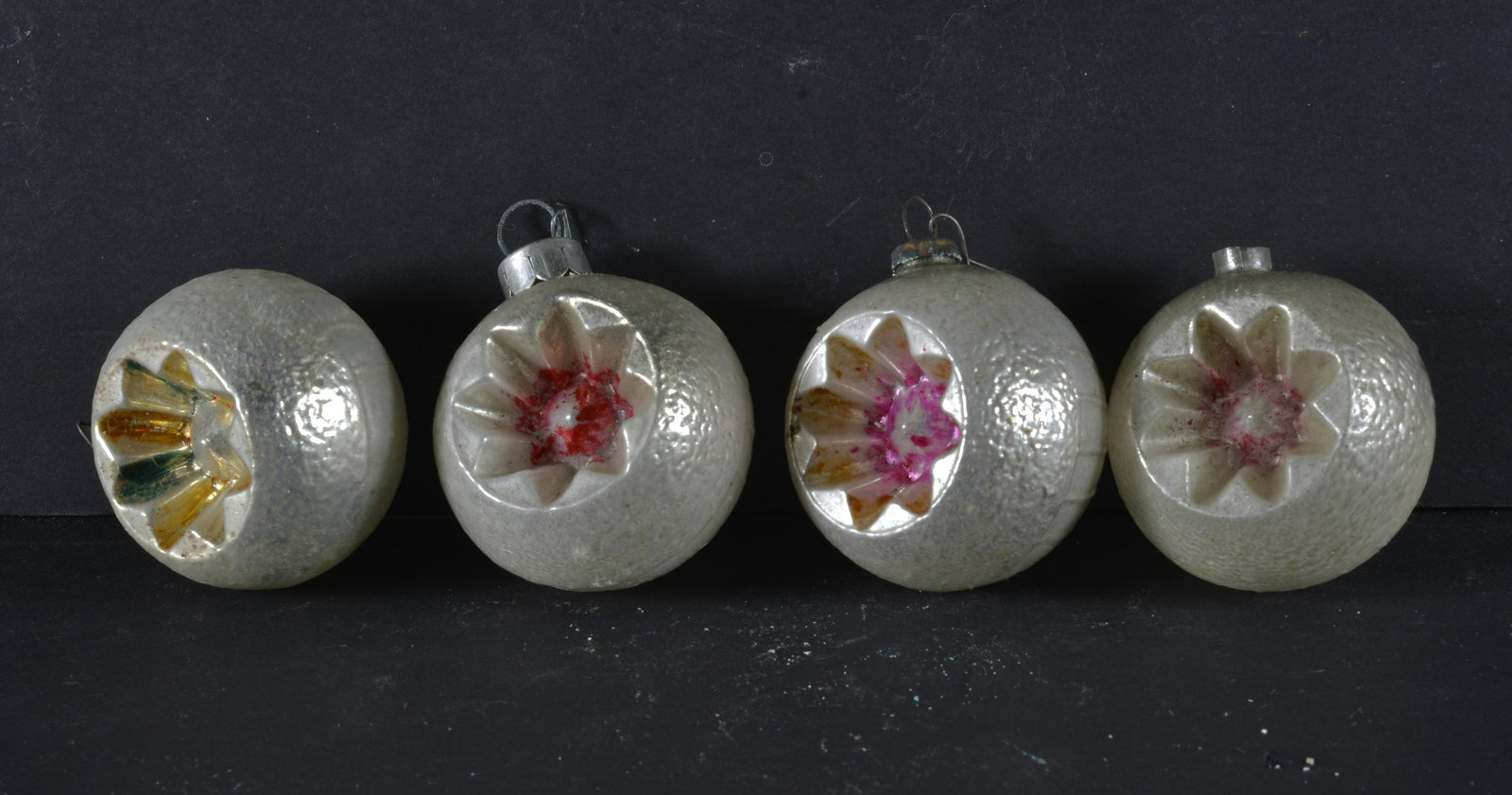 COLLECTION OF (4) CHRISTMAS ORNAMENTS (1 of 2)