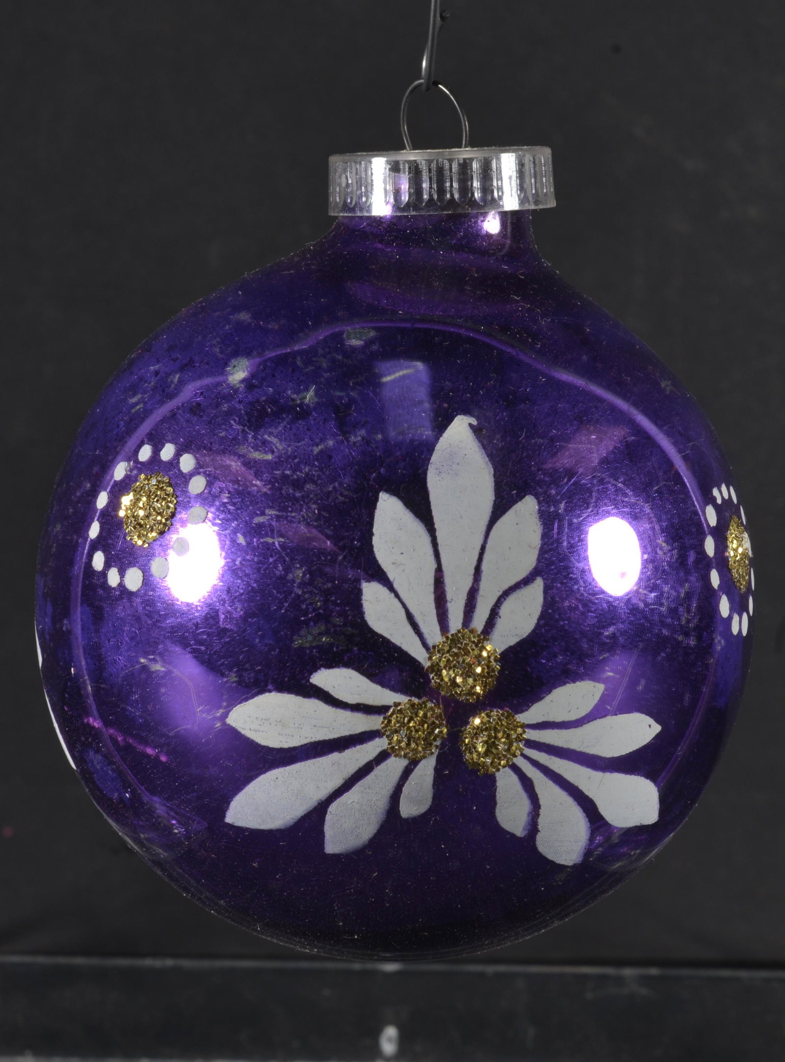 VINTAGE CHRISTMAS ORNAMENT: VINTAGE GLASS STENCIL PICTURED BALL ORNAMENT (AUSTRIA) 3.5" DIA