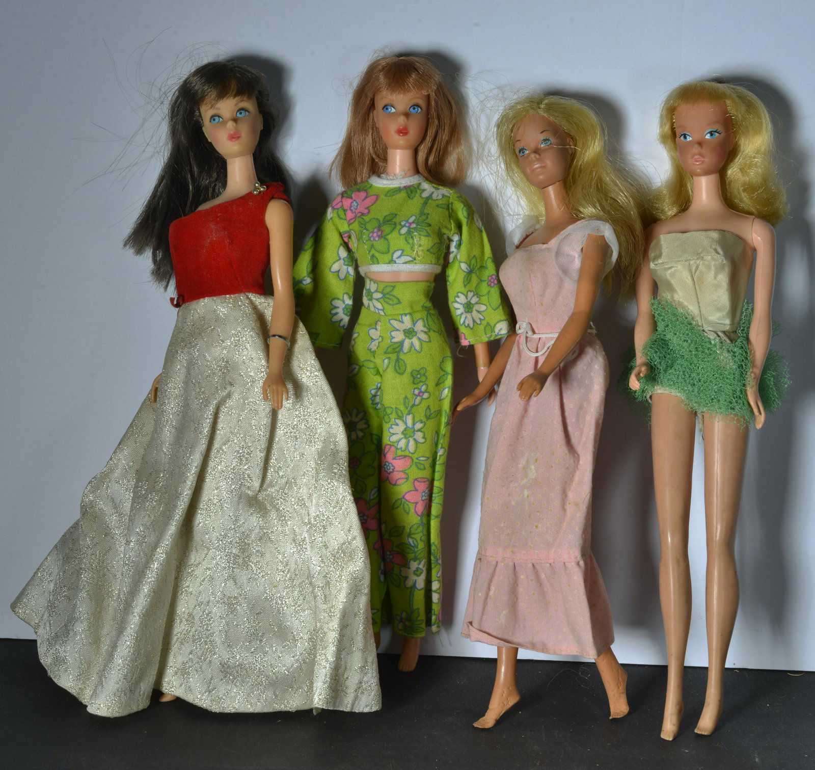 COLLECTION OF (4) VINTAGE BARBIE DOLLS (1 of 2)