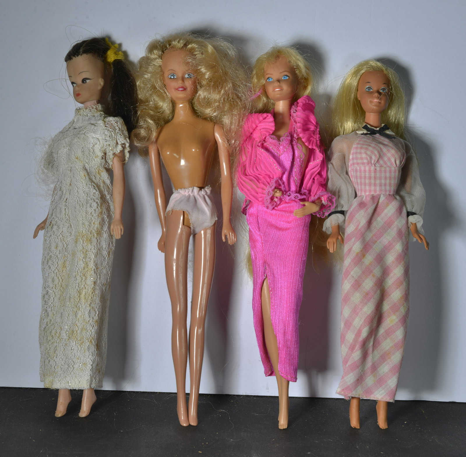 COLLECTION OF (4) VINTAGE BARBIE DOLLS (1 of 2)