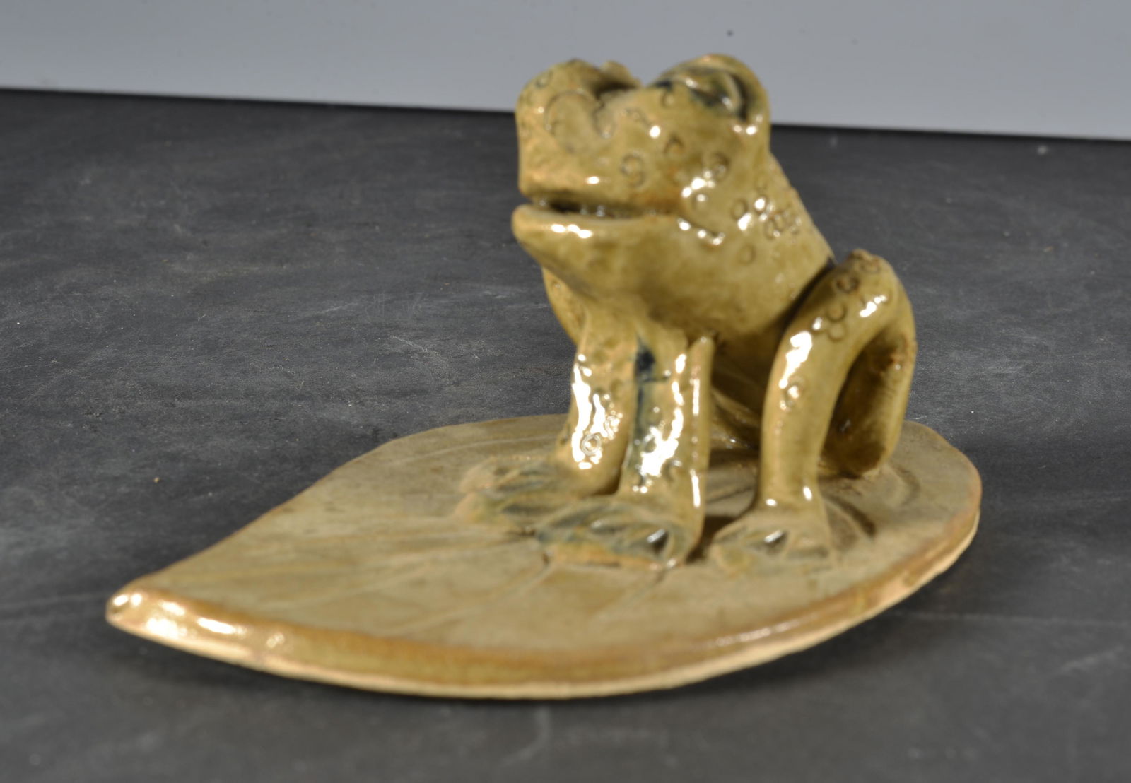 KATHY RICHARDS  POTTERY MINATURE FIGURAL FROG ON LILY LEF (1 of 4)