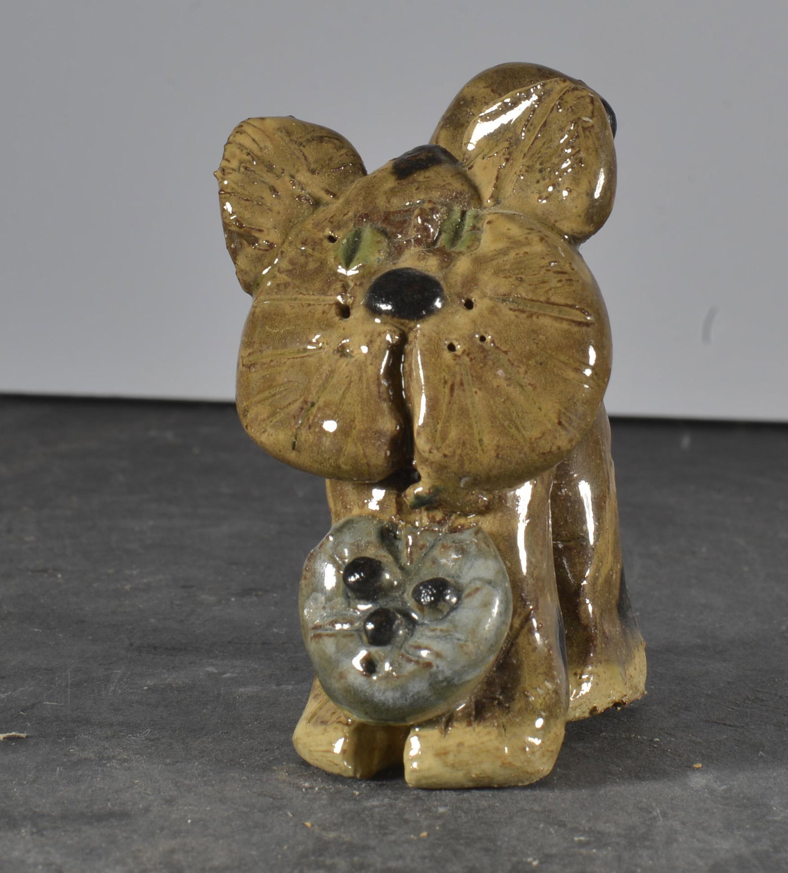 JILL REINHARDT POTTERY MINIATURE FIGURAL CAT: SIGNED ON BOTTOM 2"H