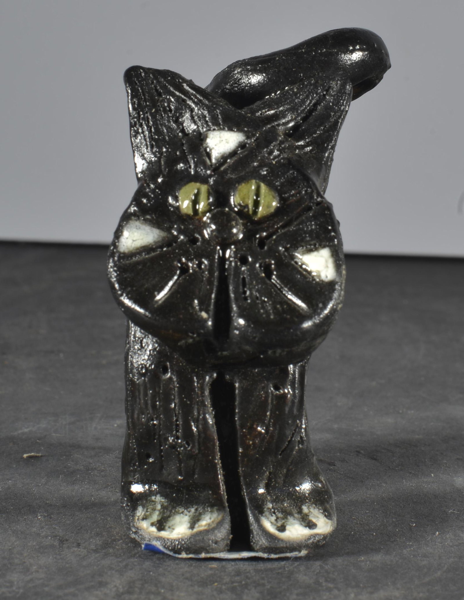 JILL REINHARDT POTTERY MINIATURE FIGURAL BLACK CAT: SIGNED ON BOTTOM 2"H