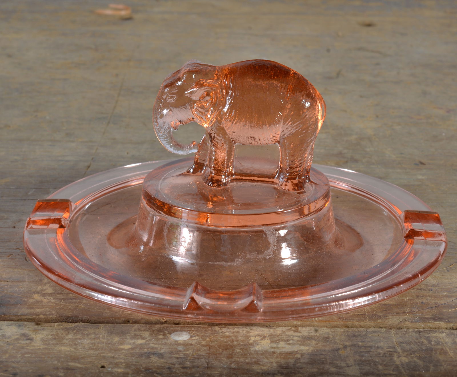 PINK DEPRESSION GLASS ROUND ELEPHANT FIGURAL ASH TRAY (1 of 2)