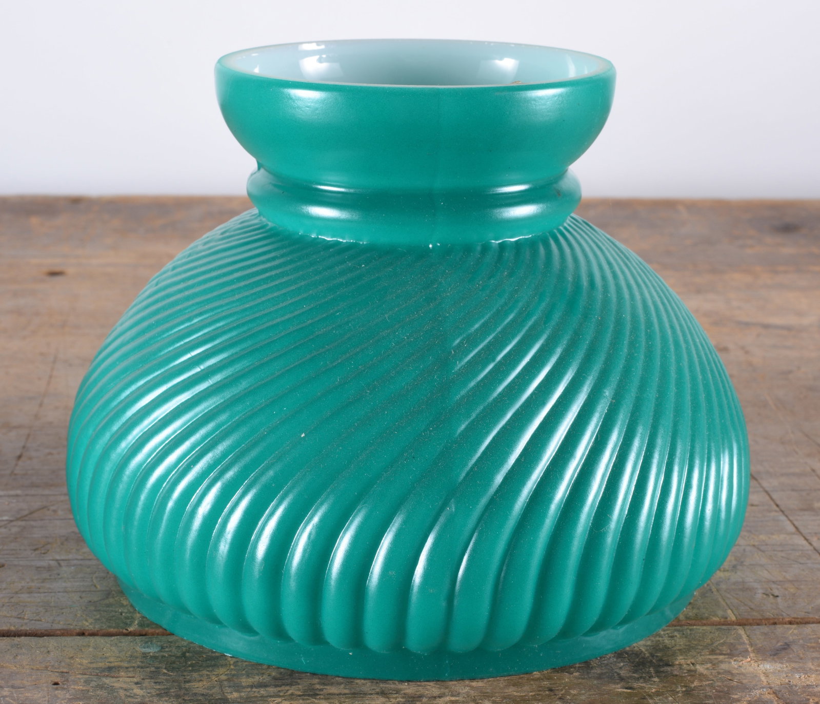 VINTAGE GREEN LIGHT SHADE: all items are sold as is. We will combine shipping on multiple lots. If you see it in the picture that’s what your buying. Look at the pictures good no refunds all sales are final.