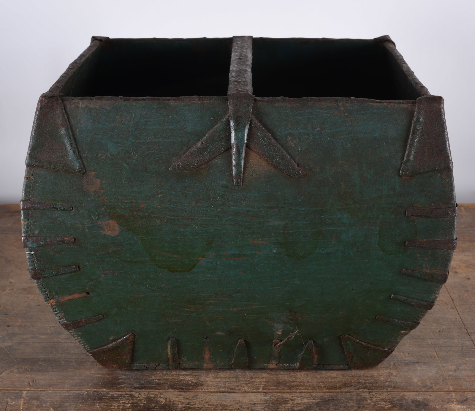 ANTIQUE WOODEN BASKET: all items are sold as is. We will combine shipping on multiple lots. If you see it in the picture that’s what your buying. Look at the pictures good no refunds all sales are final.