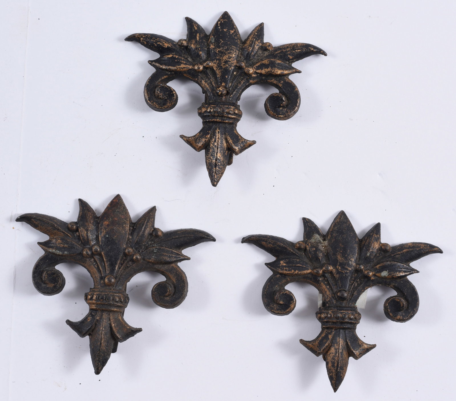 antique hardware door knob, pulls, accents: all items are sold as is. We will combine shipping on multiple lots. If you see it in the picture that’s what your buying. Look at the pictures good no refunds all sales are final.