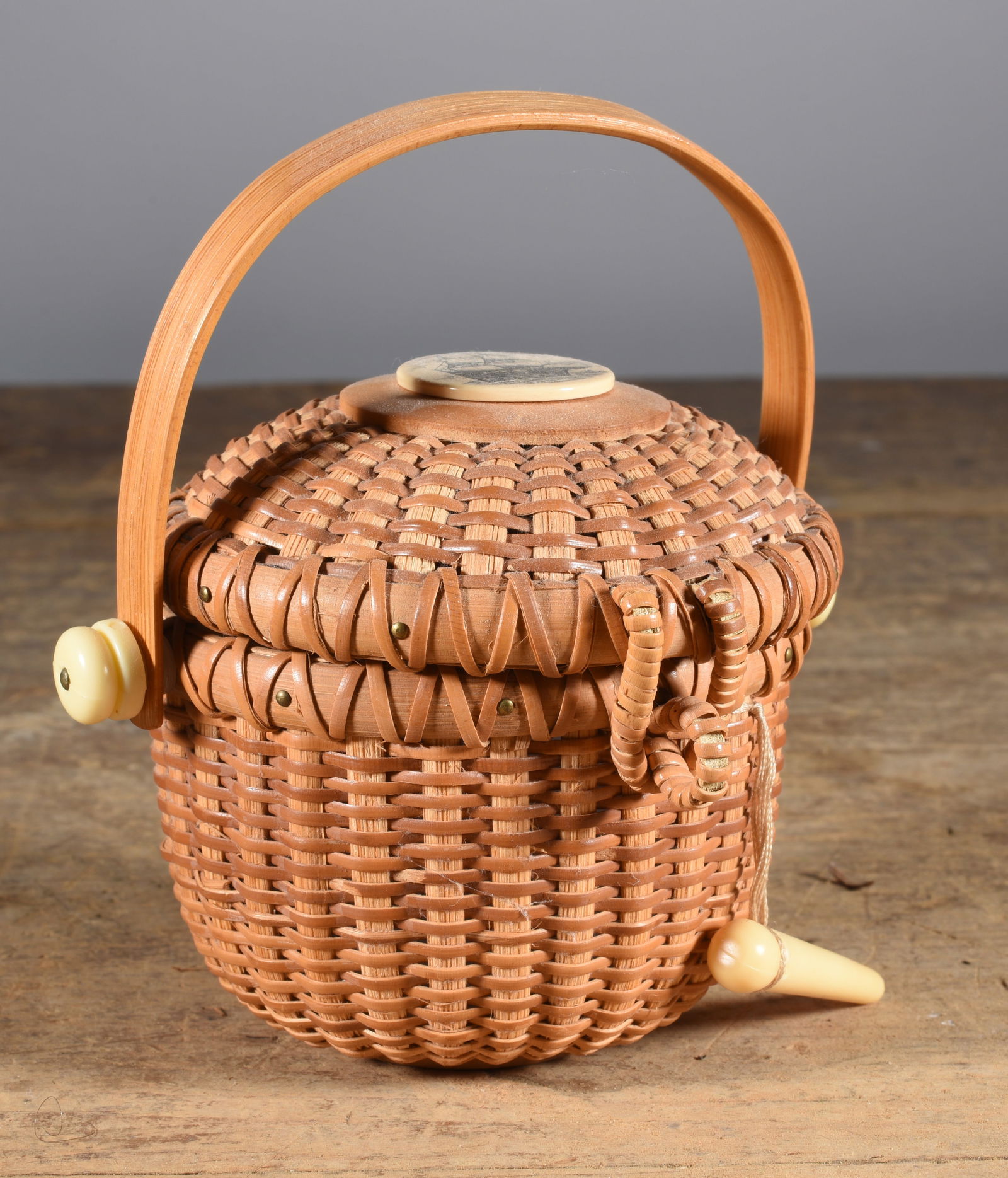 Nantucket Lidded Basket (1 of 3)