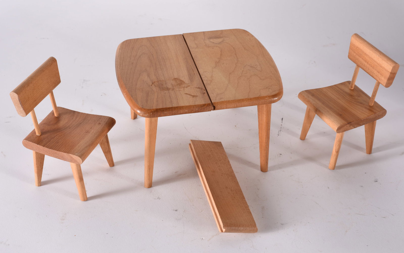 Strombecker Childs Table and 2 chairs (1 of 2)