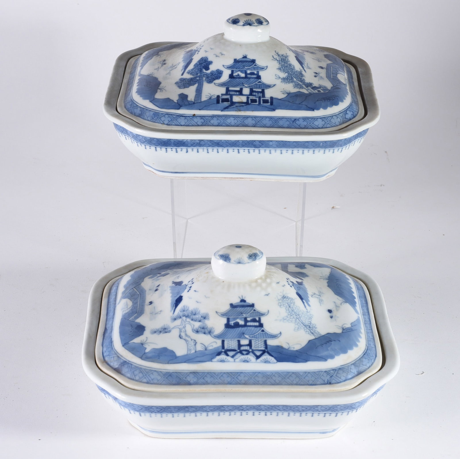 Chinese Export Lidded Bowls: 10" x 8" antique chinese export. From the collection of Quincy Scarborough. See Photos for details.