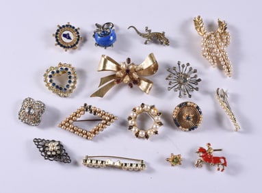 Vintage Brooch Group