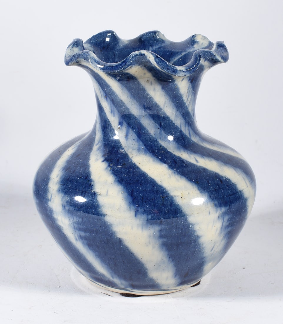 AV Smith Swirl Vase (1 of 3)