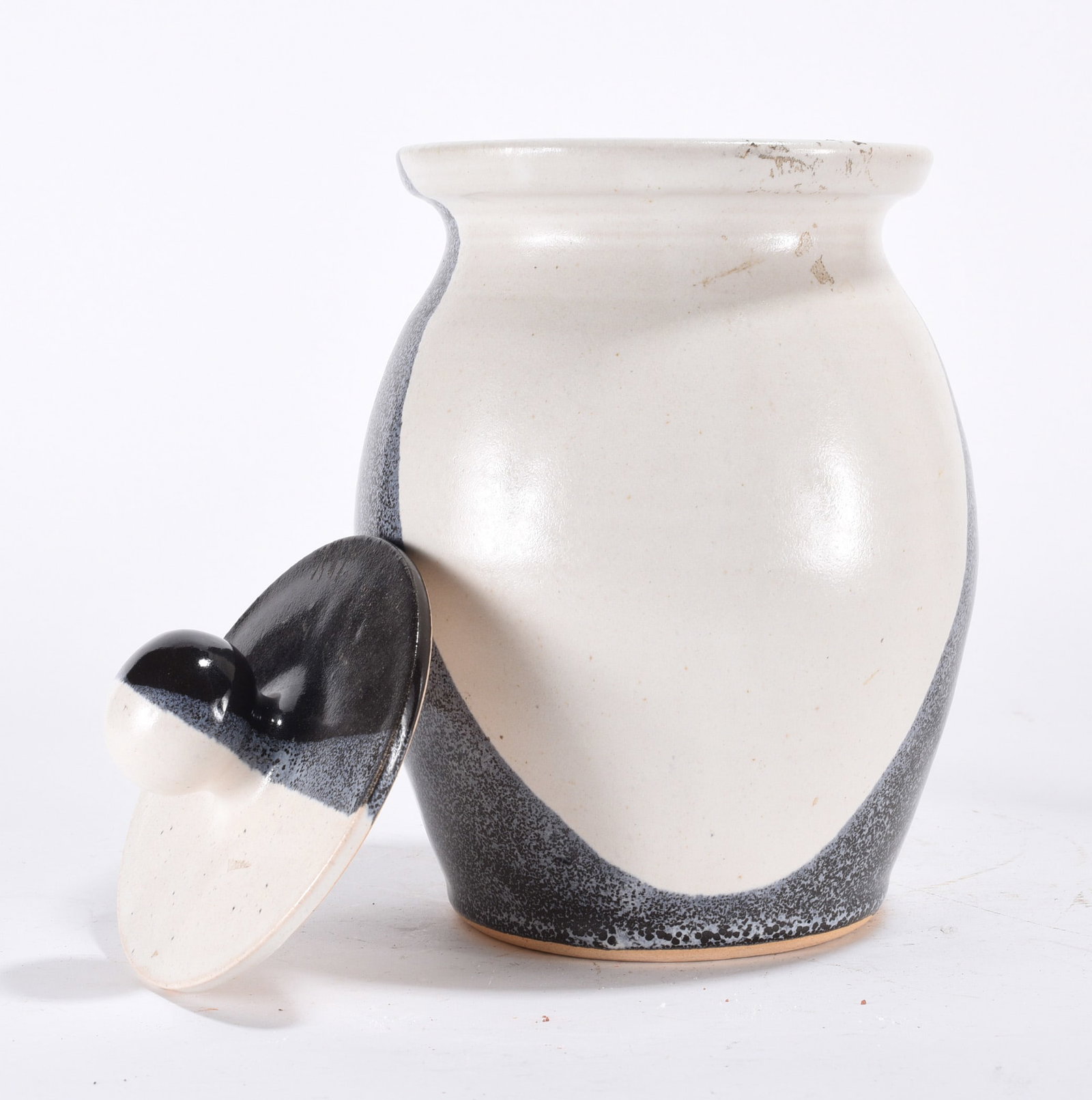 Cagle Road Pottery Cookie Jar (1 of 3)