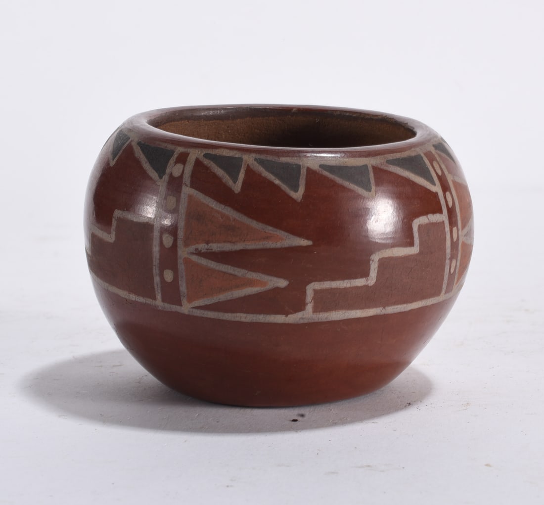 Small Native American Pottery Vase: Small Native American Pottery Vase