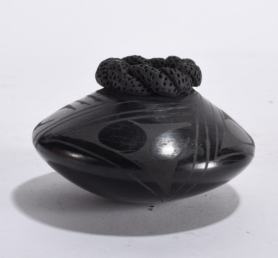 Small Native American Pottery Vase: Small Native American Pottery Vase