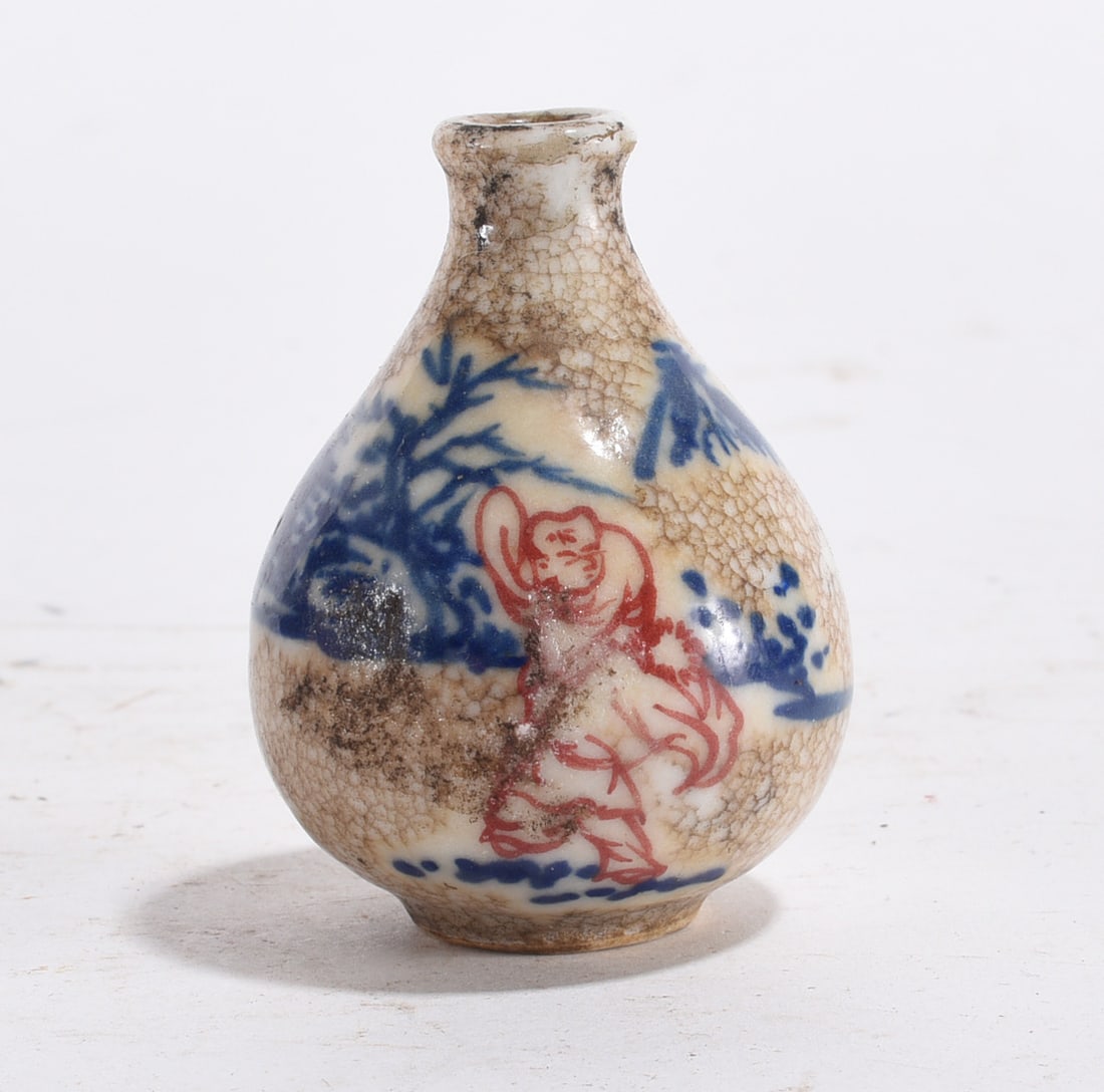 Crackle Glaze Snuff Bottle: Blue/red figure decoration