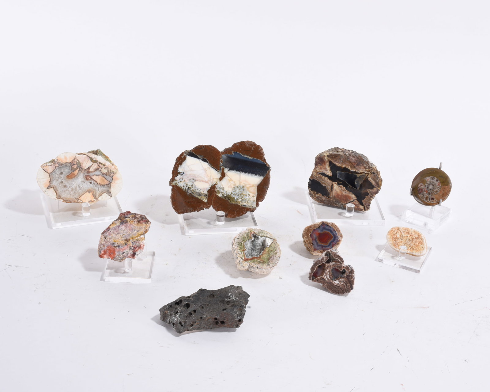 Mineral Rock Collection: Largest 5"x4" -- mineral rock collection. please see photos for condition. All items are in estate condition We do offer in house shipping for items under 36" boxes 10"x10"x10" we can ship for around 