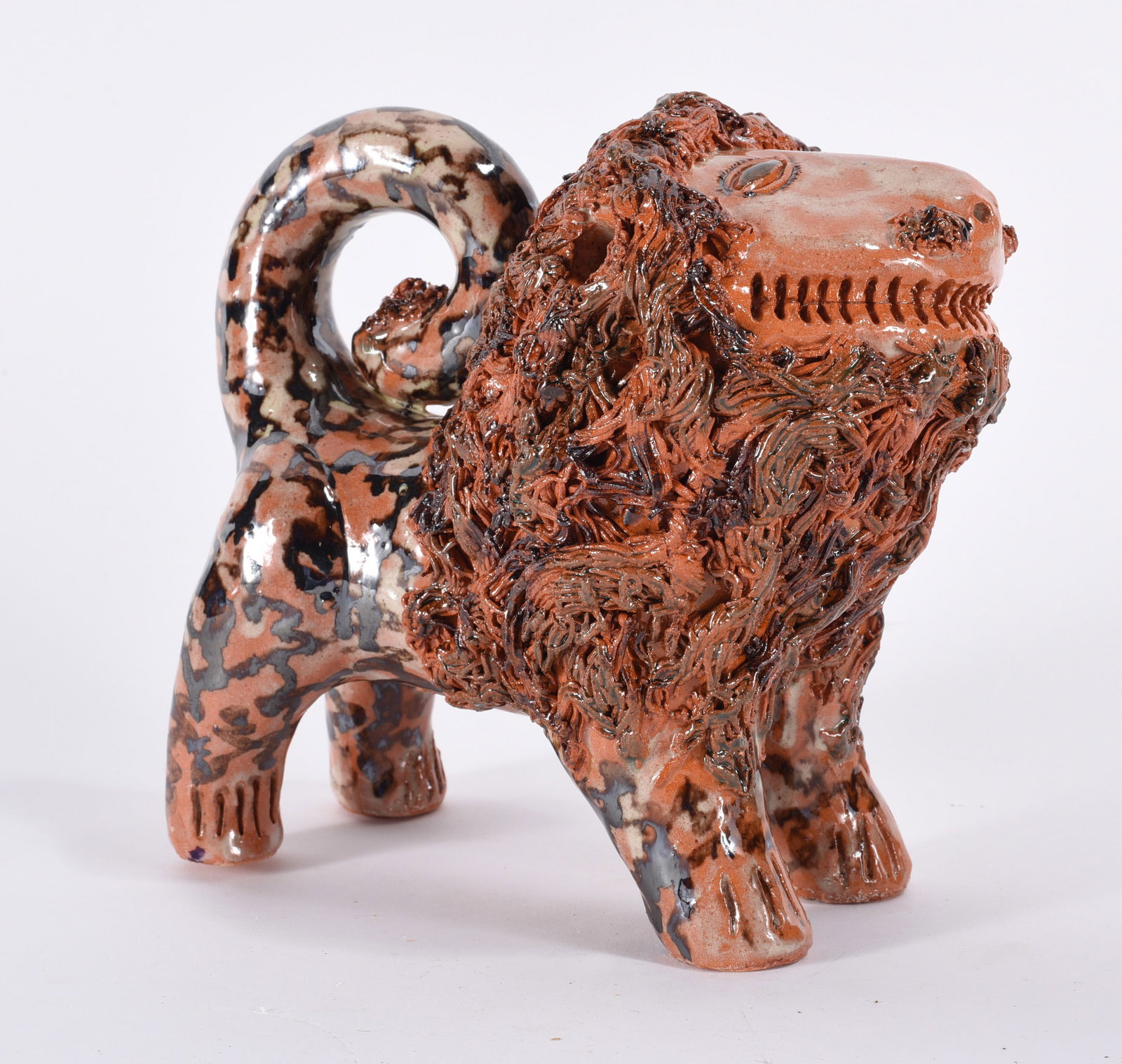 Billy Ray Hussey Lion: Billy Ray Hussey Lion 8"x6" Outstanding lion by Billy Ray Hussey. Signed on bottom. all pottery in this auction is mint as fired condition with no repairs or cracks in the body. please see photos for 