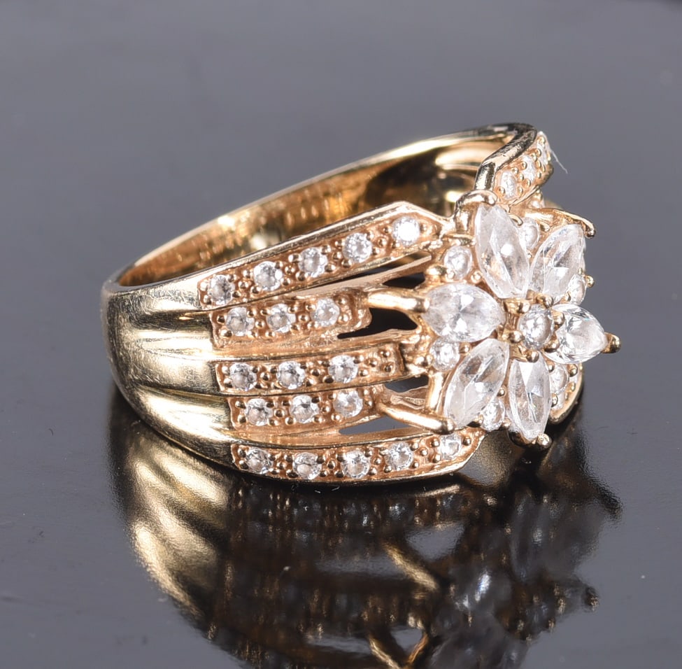 14k yellow gold ring cz flowering . Ring. Size 6-3/4 - 6.5 gram.: 14k yellow gold cz flowering . Ring. Size 6-3/4 - 6.5 gram.