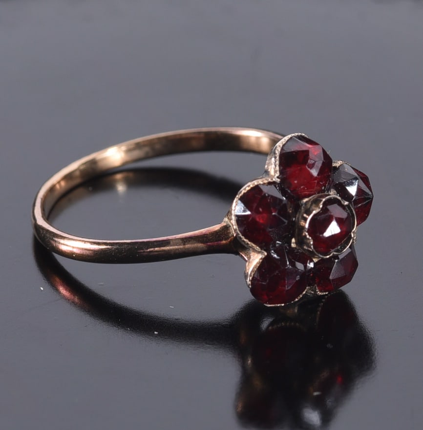 Rose cut garnettes, flowering, gold 14k Ring. Size 6 - 2 gram.: Rose cut garnettes, flowering, gold 14k . Ring. Size 6 - 2 gram.