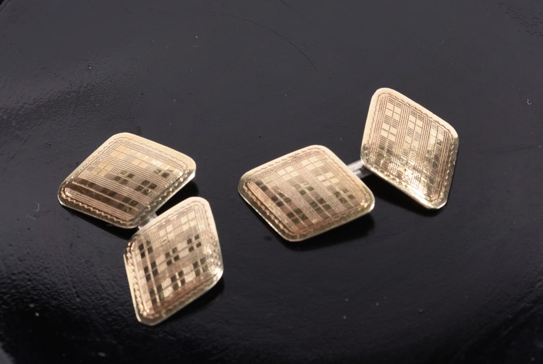Gold Fill mens cufflinks marked EEE with machine engraved top.: Gold Fill mens cufflinks marked EEE with machine engraved top.