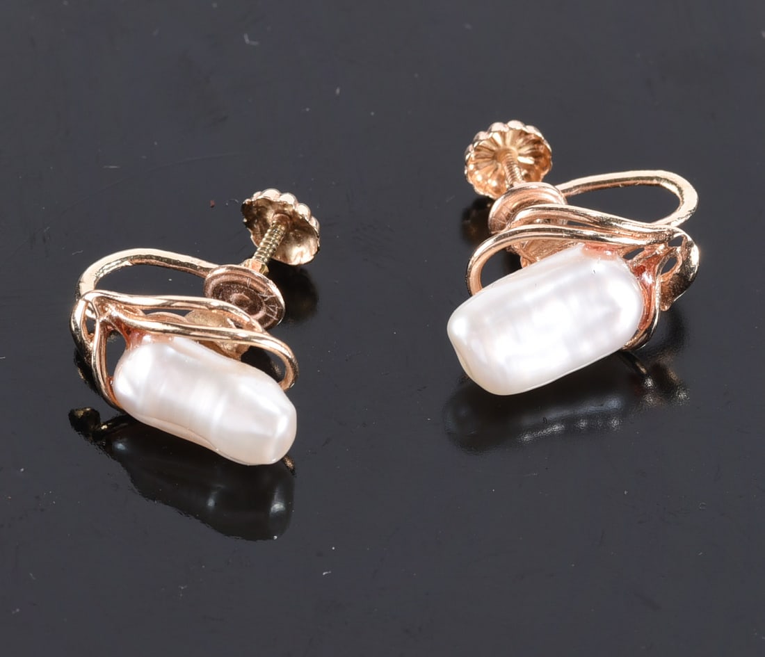 14k gold screwback pearl earrings. - 3.4 grams.: 14k gold screwback pearl earrings. - 3.4 grams.