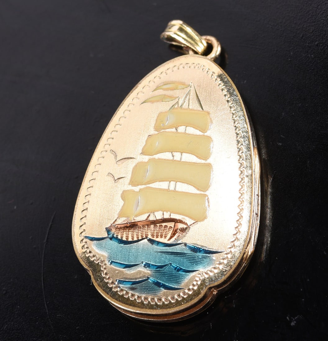 Gold Fill locket, oval with sailing ship - 7.1 grams (1 of 2)