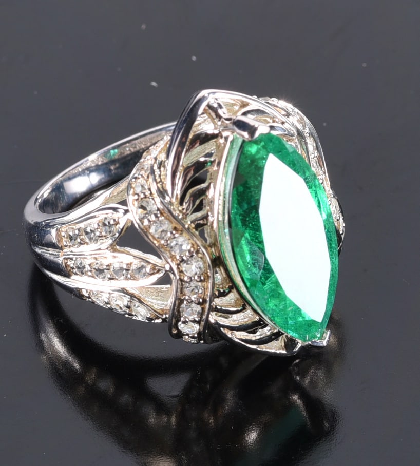 Sterling Silver ring w/ green marquise NS stone. Ring. Size 6-1/2: Sterling Silver ring w/ green marquise NS stone. Ring. Size 6-1/2