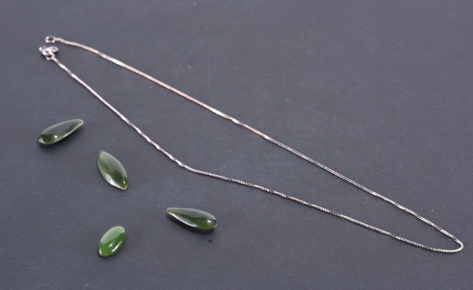 4 pieces of jade 1 oval 2 tear drop 1 narette. ?plus; Sterling Silver box chain. 2.2 gram. 17": 4 pieces of jade 1 oval 2 tear drop 1 narette. ?plus; Sterling Silver box chain. 2.2 gram. 17"