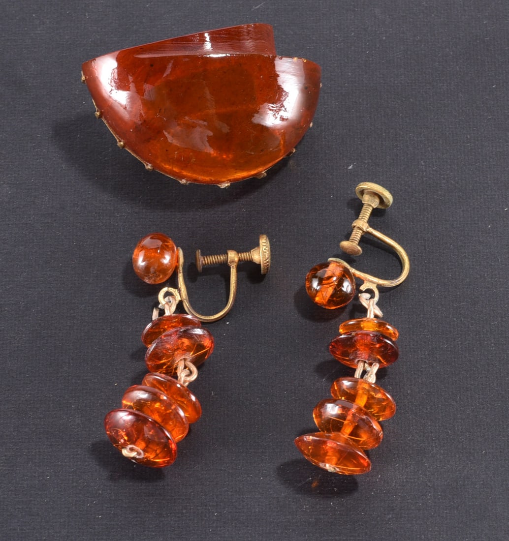 Soviet era Baltic amber broach. Marked ?KG with screwback earrings.: Soviet era Baltic amber broach. Marked ?KG with screwback earrings.