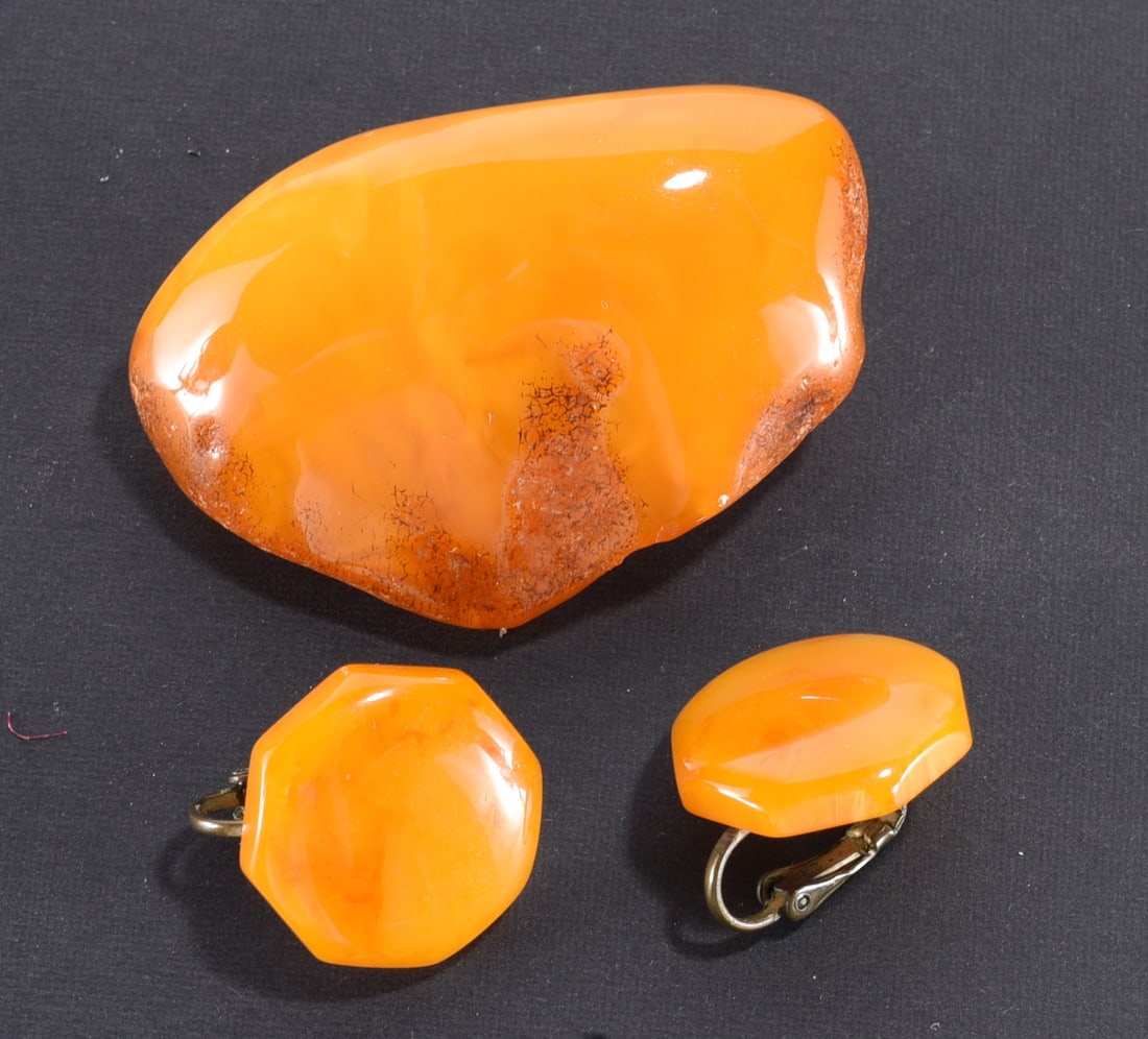 Amber pin and clip earrings.: Amber pin and clip earrings.
