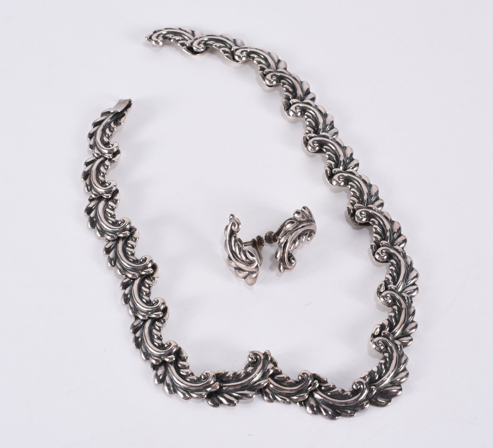 Mexican floral Sterling Silver necklace and screwback earrings. Marked Taxco AAR. 15-1/2": Mexican floral Sterling Silver necklace and screwback earrings. Marked Taxco AAR. 15-1/2"