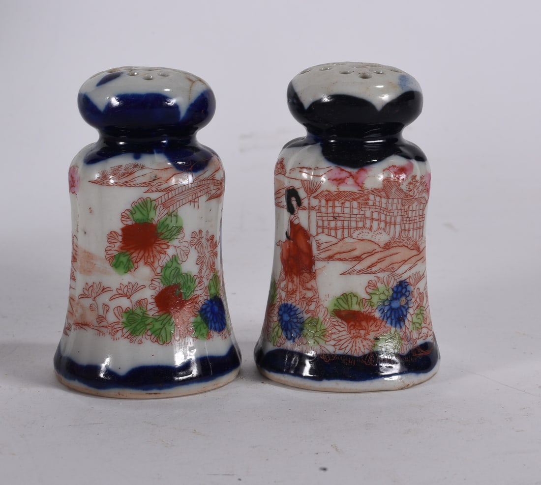 Japanese Imari Style Salt and Pepper Shakers: Pair of Japanese Imari style porcelain salt and pepper shakers with floral and scenic decoration.