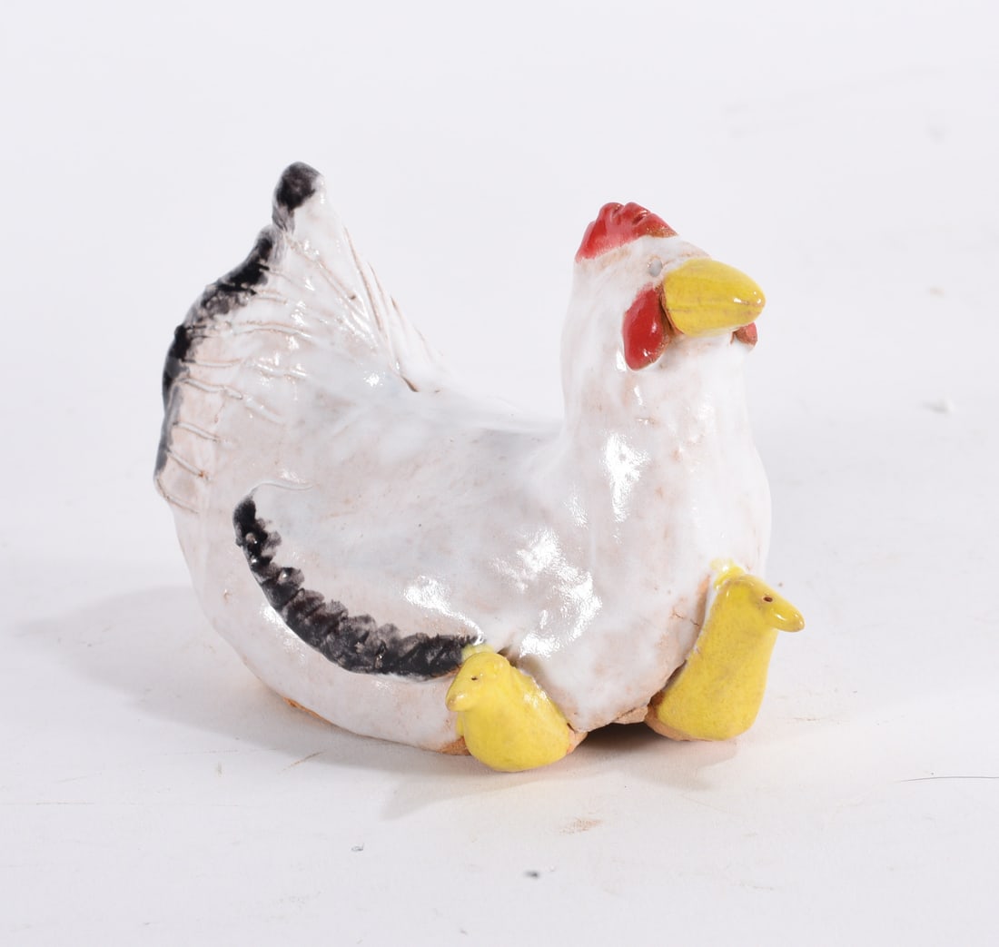 Lynn Bailey Pottery Chicken: Lynn Bailey Pottery Chicken 3"x4" All of the Marvin Bailey pottery is in mint condition. In house shipping may very between $56 and $72 per box.