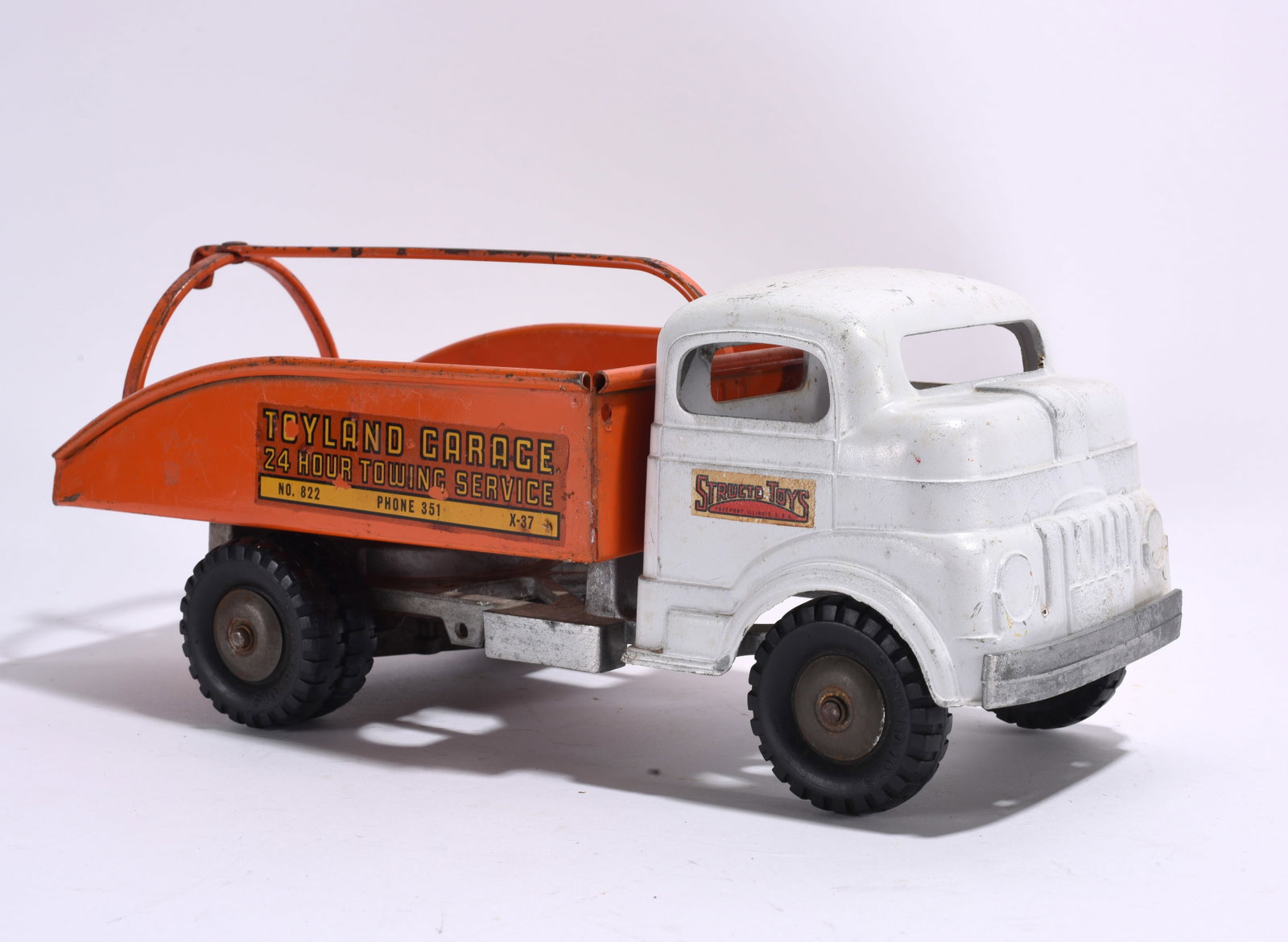 Structo Toys Toyland Garage Wrecker Truck (1 of 3)