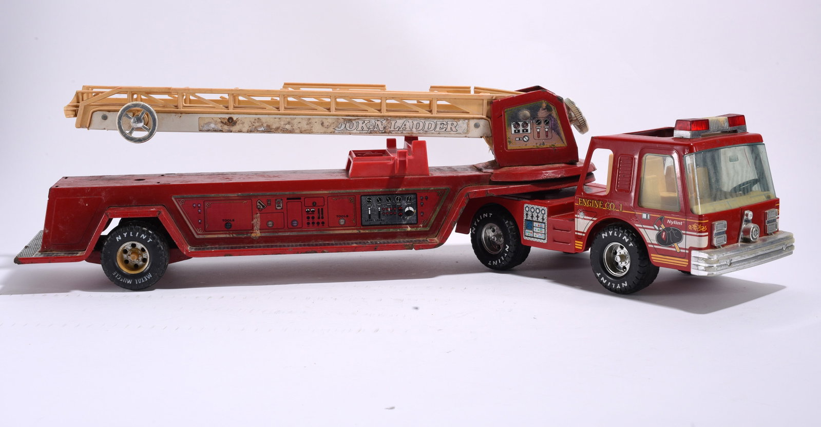 Nylint Engine Co. 1 Ladder Fire Truck (1 of 3)